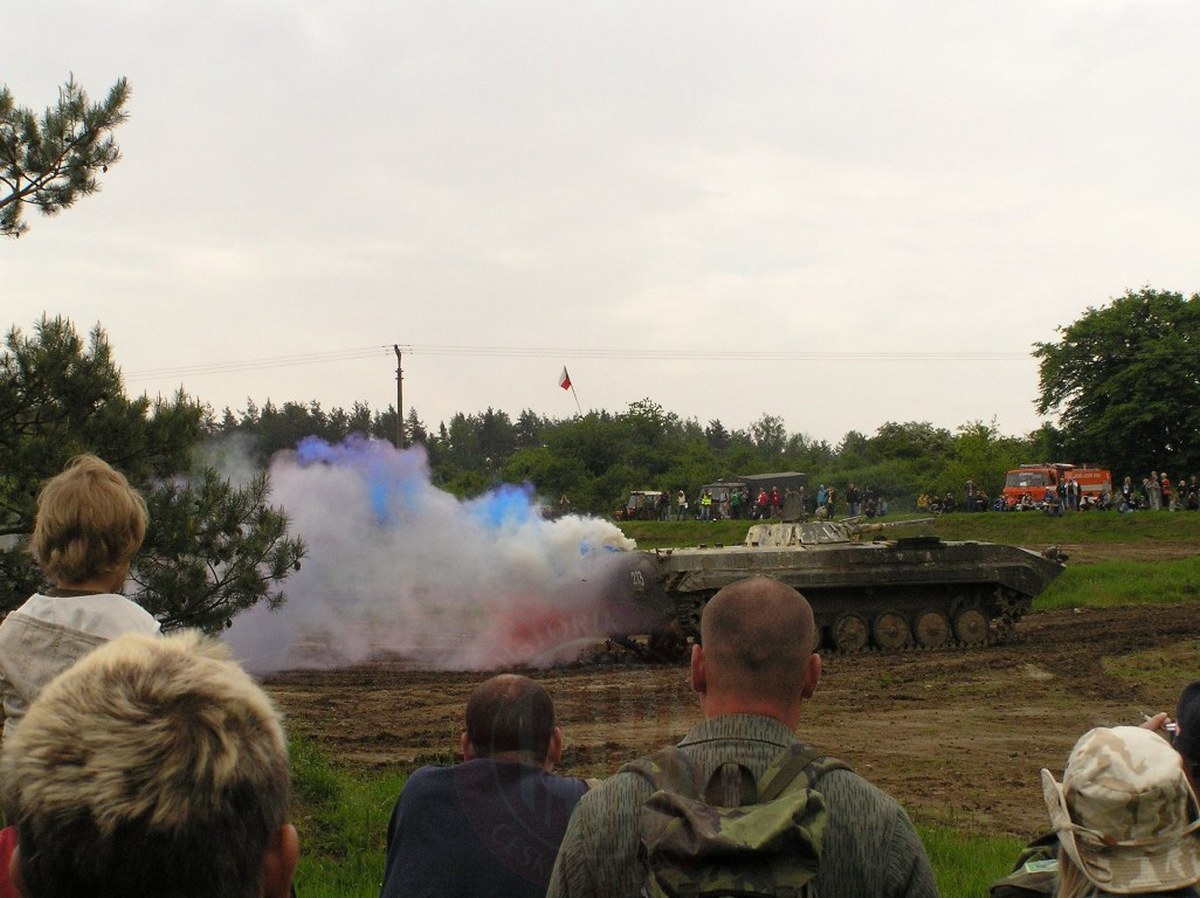 Předvádění obrněnců při otevření sezóny 2010 VTM Lešany a foto z tankového dne